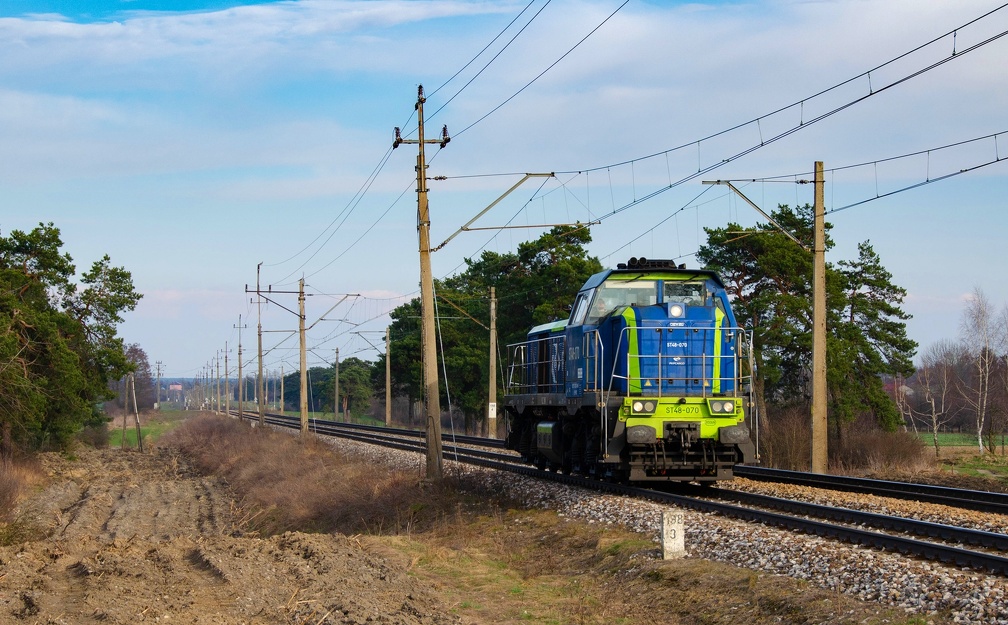 22.03.2023 Dominów.ST48-070 podąża luzem w kierunku Lublina.jpg