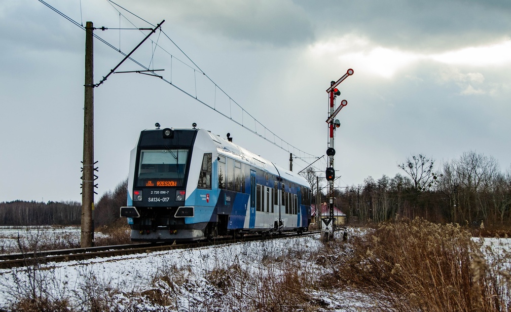 04.02.2023 Sobów.SA134-017 jako pociąg Regio do Rzeszowa, wjeżdża na stację.jpg
